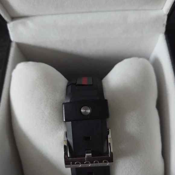 Gucci Black and Silver Watch with Red and Green Accents. - Picture 2 of 6